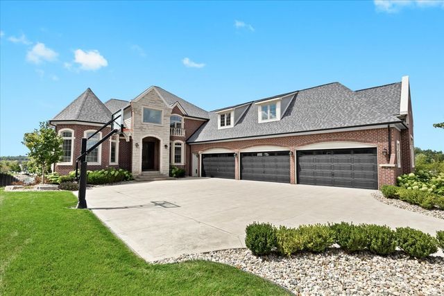 view of front facade featuring a garage and a front lawn