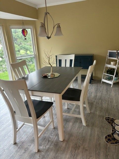 dining room featuring dark hardwood / wood-style flooring and crown molding