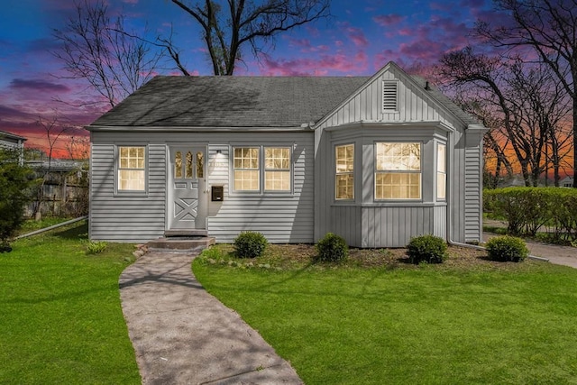 view of front of house featuring a lawn