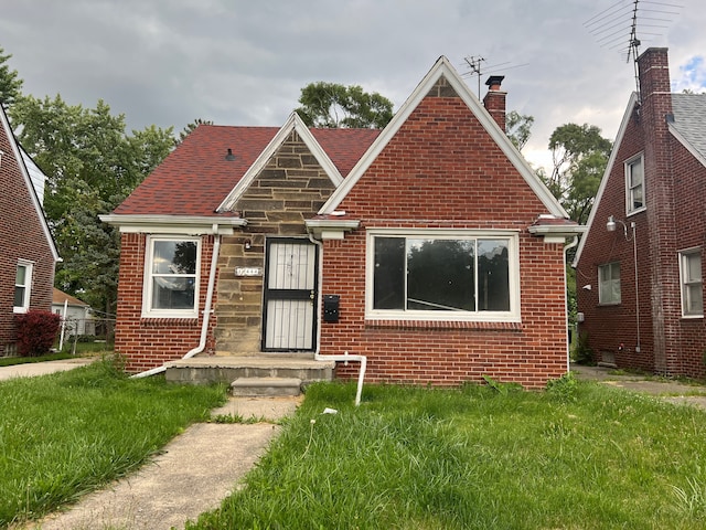 view of front of home featuring a front lawn