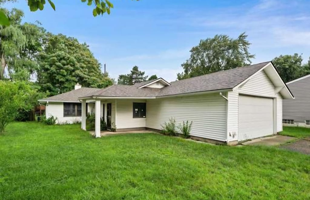 view of front of property featuring a garage and a front yard