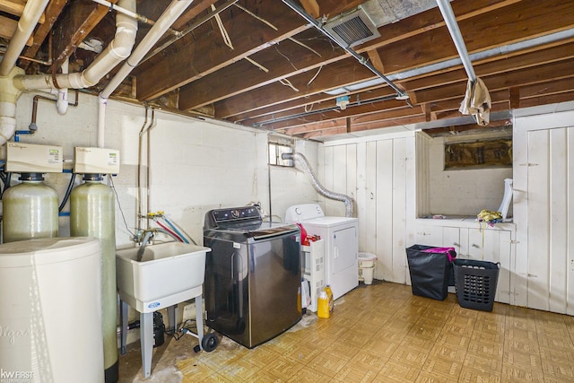 laundry room featuring sink and independent washer and dryer