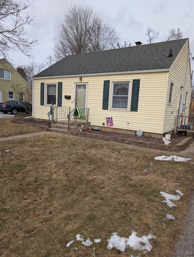 view of front of property featuring a front lawn