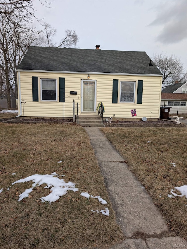 view of front of property featuring a front lawn