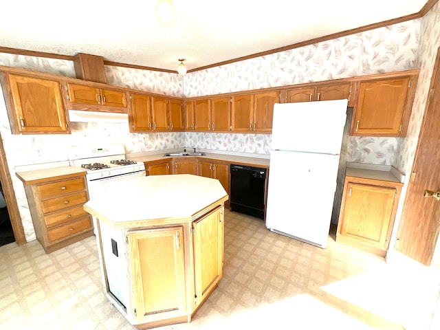 kitchen featuring crown molding, a kitchen island, sink, and white appliances