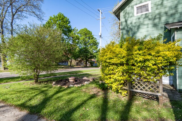 626 Orange St, Jackson, MI 49202 - view of green lawn