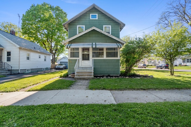 626 Orange St, Jackson, MI 49202 - american foursquare style home with entry steps and a front lawn