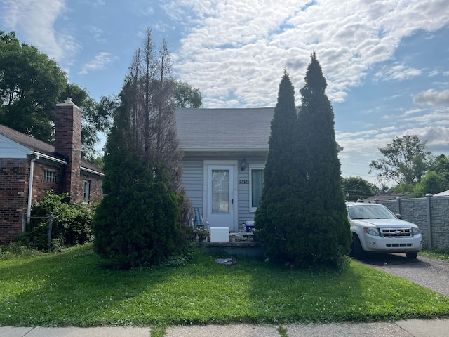 view of front of house with a front lawn