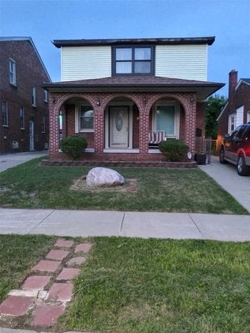 view of front of house with a front lawn and covered porch