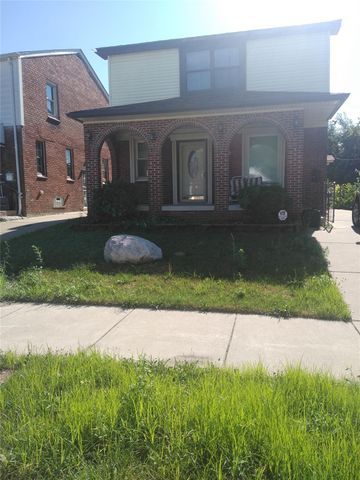 view of front of house featuring a front yard