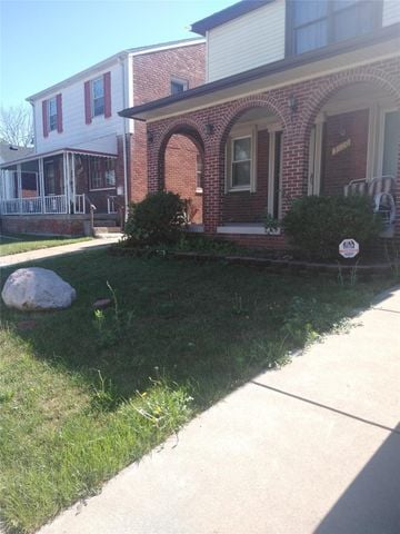 view of front of house with a porch and a front lawn