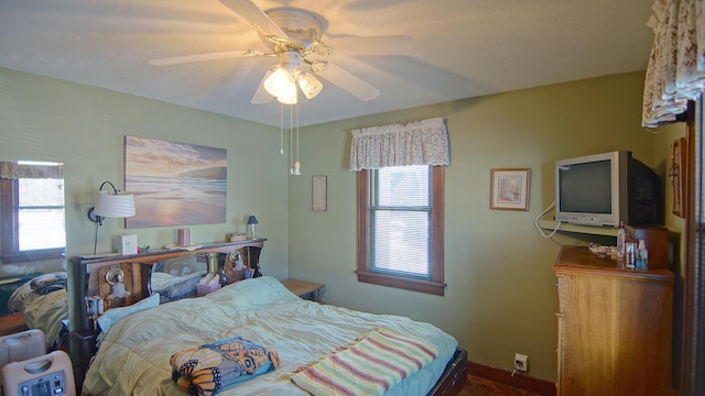 bedroom with ceiling fan