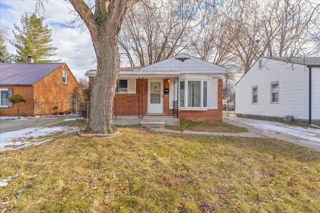 view of front of property featuring a front lawn