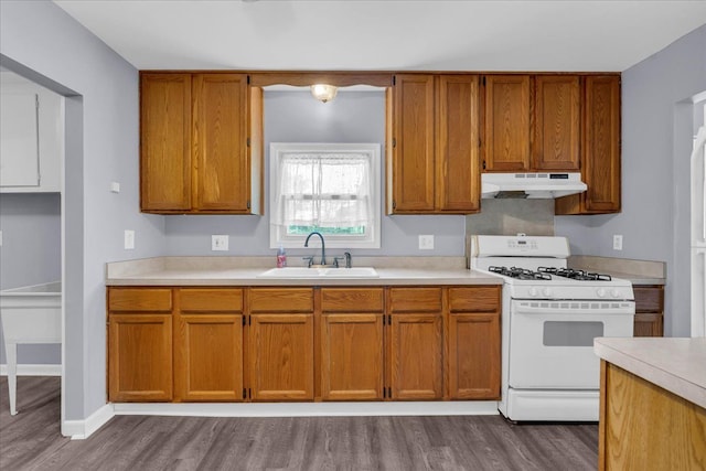 kitchen with sink, dark wood-type flooring, and white gas range oven