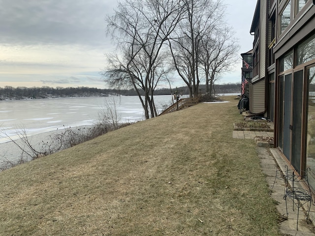 view of yard featuring a water view