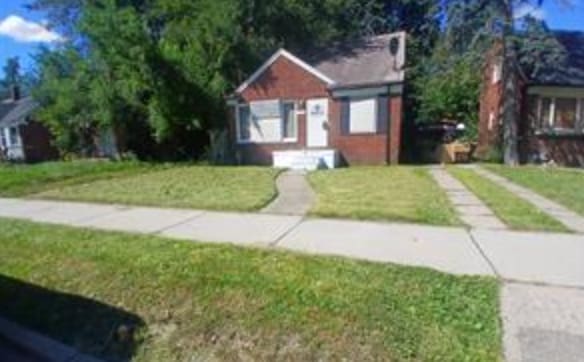 bungalow featuring a front lawn