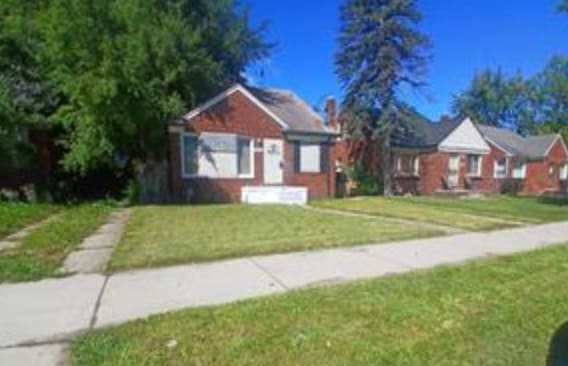 view of front of property featuring a front yard