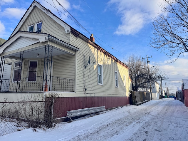 view of front of property featuring covered porch