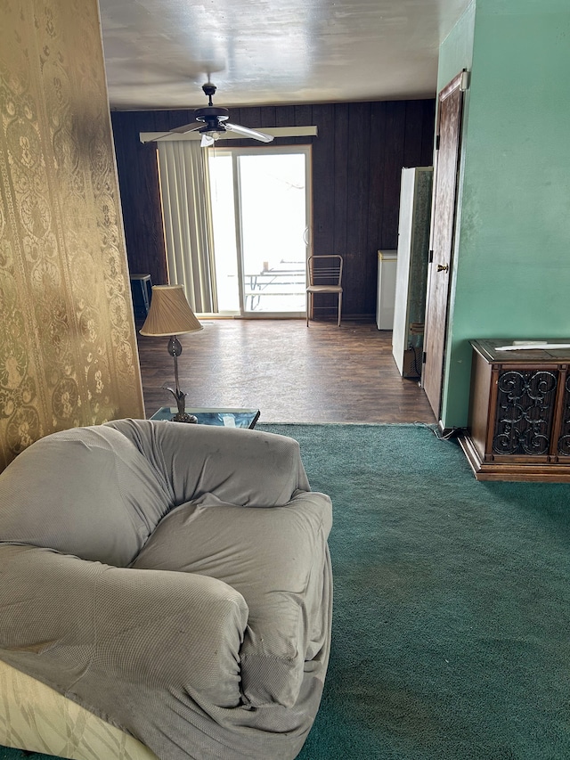 living room featuring ceiling fan and carpet