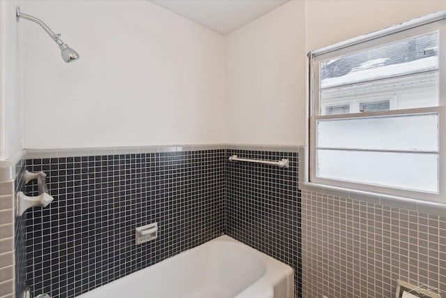 bathroom with shower / washtub combination