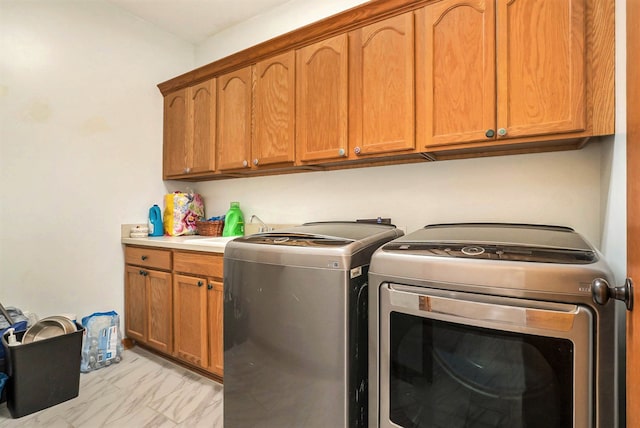 laundry area with sink, washer and clothes dryer, and cabinets