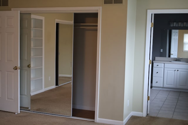 closet with visible vents and a sink