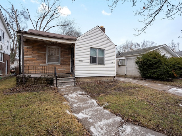 view of front facade featuring covered porch and a front lawn