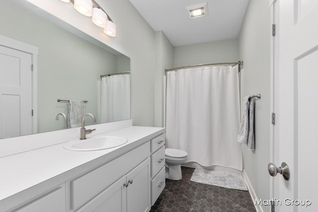 full bath with vanity, toilet, and a shower with curtain