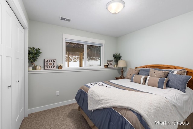 carpeted bedroom featuring visible vents, baseboards, and a closet