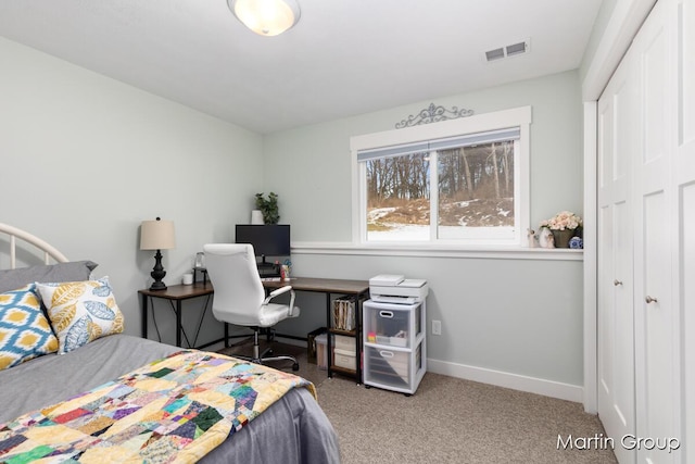 bedroom with carpet flooring, baseboards, visible vents, and a closet