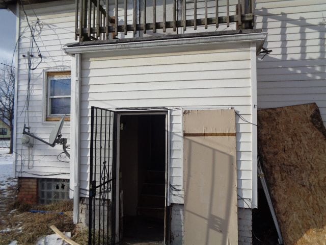 entrance to property featuring a balcony