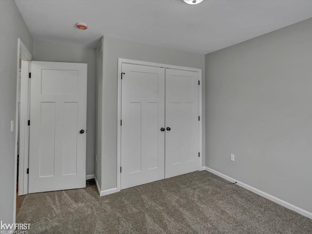 unfurnished bedroom with carpet flooring and a closet