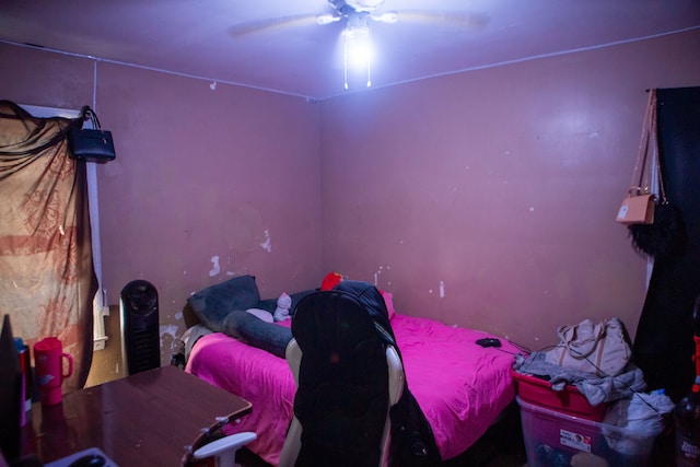 bedroom featuring ceiling fan