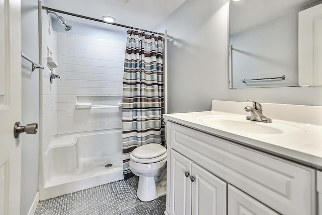 bathroom featuring a shower with shower curtain, vanity, and toilet