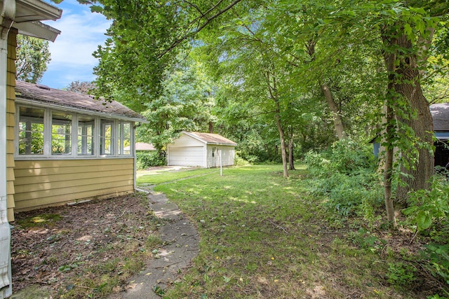 view of yard featuring an outbuilding