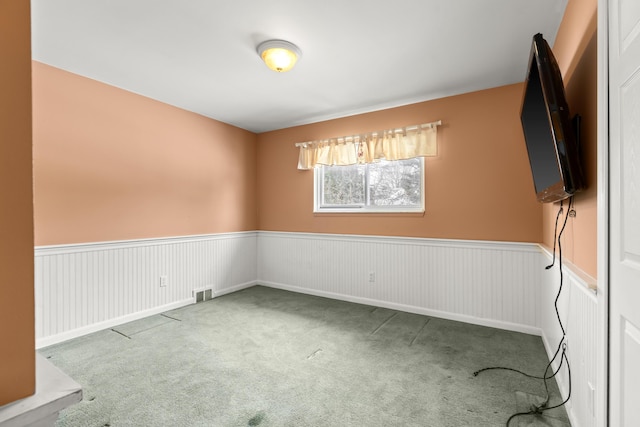 spare room featuring carpet floors