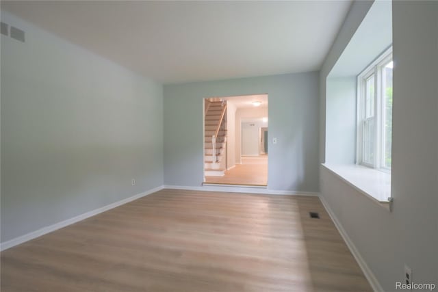 6868 Vachon Dr, Bloomfield Hills, MI 48301 - unfurnished room featuring light wood-type flooring and baseboards