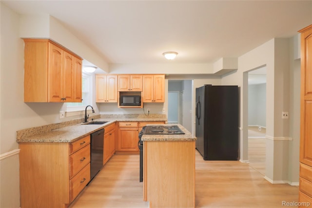6868 Vachon Dr, Bloomfield Hills, MI 48301 - kitchen featuring black appliances, a sink, light wood-style flooring, and a center island