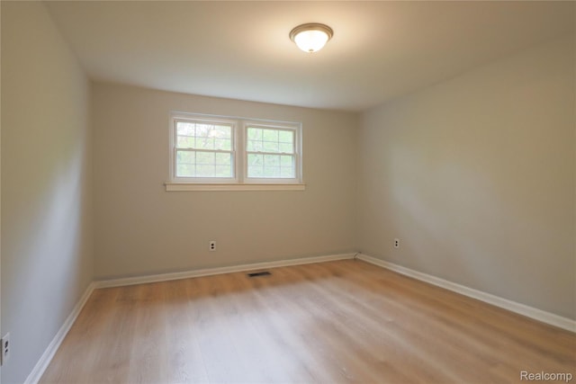 6868 Vachon Dr, Bloomfield Hills, MI 48301 - empty room featuring light wood-style floors and baseboards