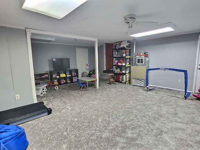 recreation room with carpet