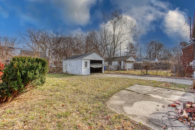 view of yard with an outbuilding