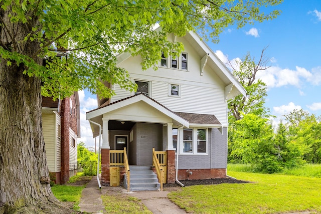 view of front of house with a front lawn