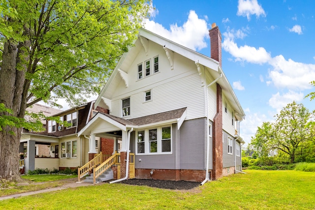 view of front of property featuring a front yard