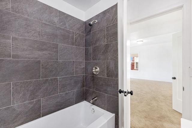 bathroom with tiled shower / bath combo