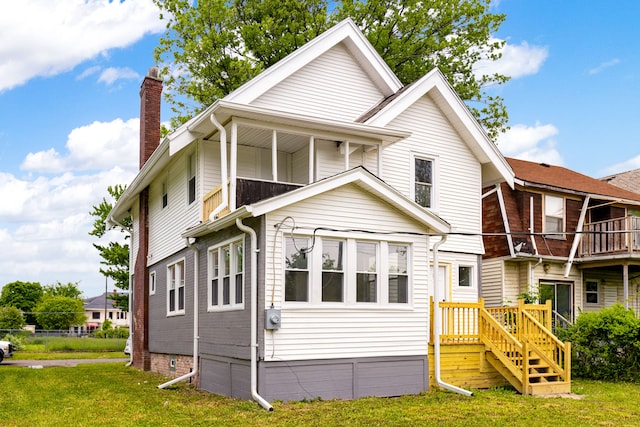 view of front of property with a front lawn