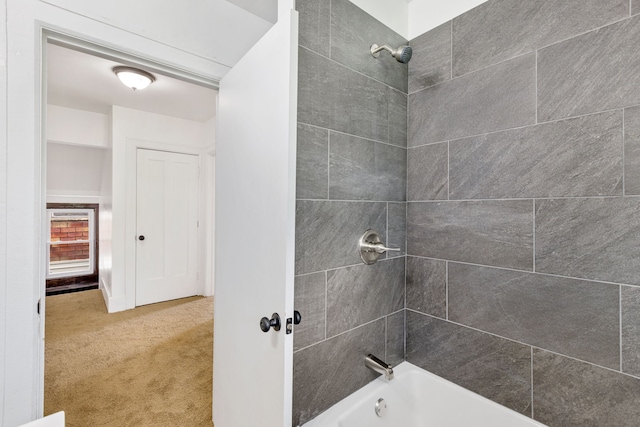 bathroom featuring tiled shower / bath combo