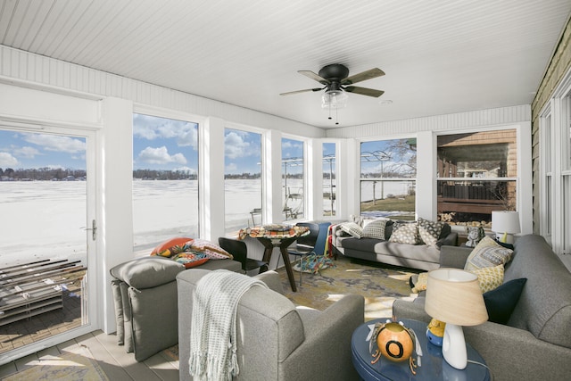 sunroom with ceiling fan