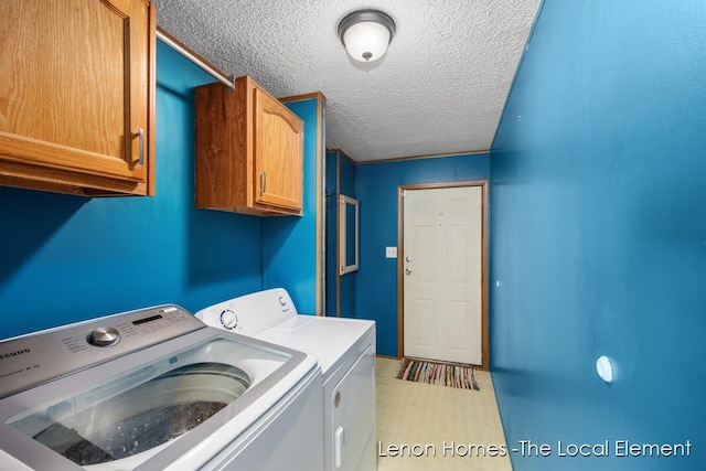 laundry room with cabinets, a textured ceiling, and independent washer and dryer