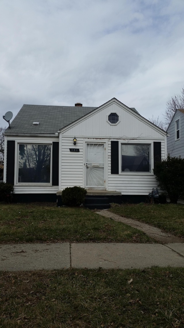 view of front of property featuring a front yard