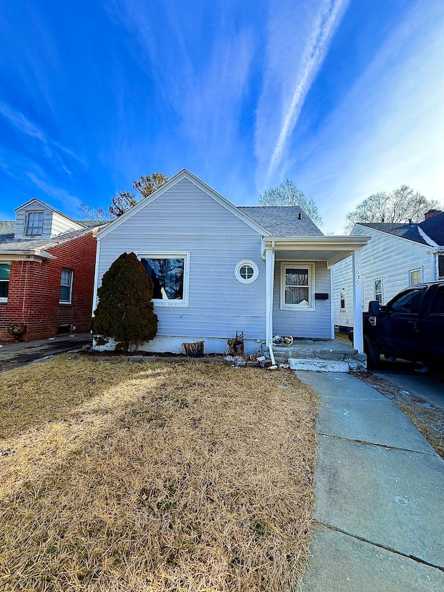 view of front of house with a front yard and covered porch